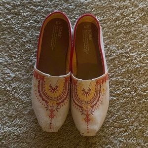 Classic cream colored toms with warm color design.